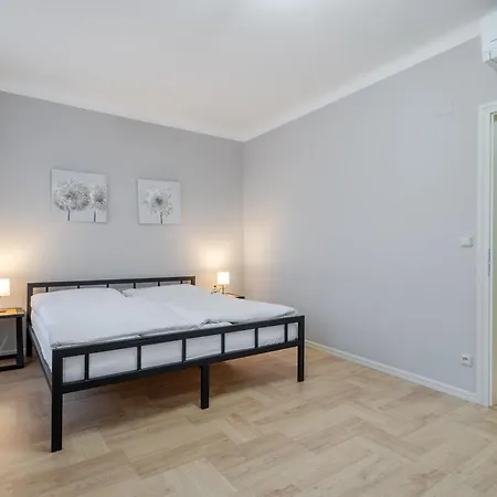 Palace Petrarca Apartman Prága